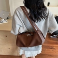 Elegante bolso almohada de cuero litchi marrón con doble correa para estilo de moda - Marrón