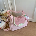 Vue détaillée du sac bandoulière en nylon rose avec broderie et pendentif peluche - Rose Goyave Avec Pendentif