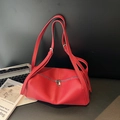 Bolso tipo almohada en cuero lichi rojo con correas dobles y acabados plateados - Rojo