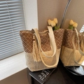 Large contrast-weave straw tote bag with mesh panels and tassel for beach vacations - Off White