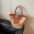 Grand cabas en paille tissée avec garniture en cuir marron et bandoulière en beige naturel - Kaki