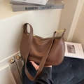 Sac bandoulière en cuir marron grainé avec fermeture dorée et logo embossé - Marron