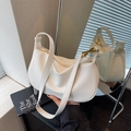 Sac à bandoulière blanc en cuir grainé avec boucle en X dorée et fermeture éclair - Blanc Cassé