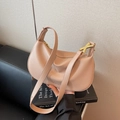 Sac à main en cuir rose poudré avec boucle dorée et bandoulière ajustable - Kaki