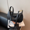 Sac croissant chic en cuir litchi noir avec élégantes ferrures dorées en forme de X - Noir