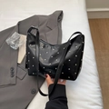 Sac hobo en cuir brillant noir avec rivets argentés et bandoulière pour femmes - Noir