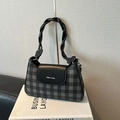 Borsa a tracolla chic a quadri grigi con tracolla nera intrecciata e patta in pelle - Nero