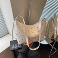 Sac bandoulière chic blanc cassé avec rivets argentés et reflet de détails - Blanc Cassé