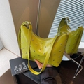 Sac bandoulière chic en cuir vert citron avec clous argentés et fermeture éclair - Vert