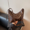 Sac hobo marron foncé brillant avec rivets argentés et silhouette élégante en croissant - café