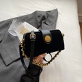 Elegante borsa a mano in velluto nero con stemma dorato e tracolla a catena - Nero