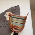 Sac seau tissé à rayures colorées avec bandoulière en cuir et breloques fraises - Avec Pendentif Fraise / Marron