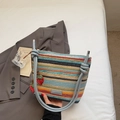 Sac seau tissé arc-en-ciel avec anses en corde bleue et breloques fraises d'été - Avec Pendentif Fraise / Bleu