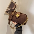 Borsa a tracolla in pelle scamosciata marrone con catena dorata e fibbia in metallo - caffè