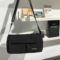 Borsa a tracolla in nylon nero versatile con design multitasche e tracolla regolabile - Nero