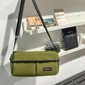 Borsa a tracolla in nylon verde militare con tracolla larga e ampie tasche con cerniera - Verde