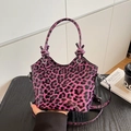 Elegante borsa leopardata viola e nera con finitura lucida e tracolla regolabile - Viola