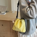Mini sac seau jaune avec cordon de serrage, bandoulière noire et charm mouton en peluche - Jaune avec Pendentif
