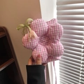 Borsa a tracolla a forma di fiore a scacchi rosa con catena di perle e ciondolo tulipano - Rosa