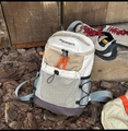 Vue détaillée d'un sac à dos de randonnée léger multicolore avec poche en filet - Kaki