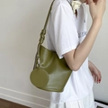 Borsa a secchiello verde oliva in pelle liscia con dettaglio a nodo e piccolo portamonete - Verde