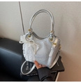 Detail der silbernen Metallic-Ledertasche mit Rissstruktur und weißer Spitzenperle - Silber