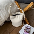Elegante borsa a secchiello in pelle crema con tracolla sottile e dettaglio di nodi - Bianco