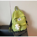 Dettaglio zaino in nylon verde lime con tasche frontali e ciondolo a forma di orsetto - Con Ciondolo / Verde