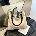 Borsa tote bianca motivo marmo con manico decorativo in perline di legno scuro - Bianco