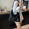 Elegante borsa tote nera con tracolla in perline di legno e pelle sintetica lucida - Nero