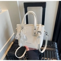 Détail du sac seau blanc avec texture gaufrée verticale et nœud en dentelle perlé - Blanc Cassé Avec Pendentif