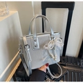 Sac seau argenté avec texture pluie verticale et détail élégant de pendentif en perles - Argent (Avec Pendentif)