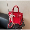 Sac seau en cuir PU rouge avec pendentif nœud en perles et détail de logo blanc - Rouge Vin Avec Pendentif