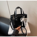 Détail du sac cabas plissé noir avec breloque en dentelle de perles et boucle - Noir avec pendentif