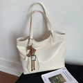 Détail d'un sac fourre-tout en cuir PU blanc cassé avec un charm tressé marron - Avec Pendentif / Blanc
