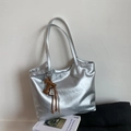 Détail du sac cabas métallisé argenté avec pendentif en cuir T et texture froissée - Avec Pendentif / Argenté