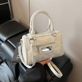 Elegante bolso Boston blanco en cuero sintético texturizado con correa ajustable - Blanco Roto