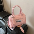 Bolso Boston rosa de piel sintética con correa ajustable y detalles plateados - Rosa