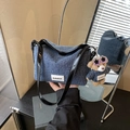 Sac seau en denim bleu avec sangle noire et charmant ours en peluche - Noir avec pendentif