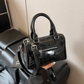 Bolso de mano Boston negro brillante con placa de metal y asa doble - Negro