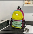 Dettaglio dello zaino da trekking colorato con tasche a rete e corde regolabili su panca - Rosa e Verde