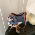 Sac sous le bras en denim bleu avec bordure en cuir marron et pendentif ours - Marron avec pendentif