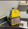 Dettaglio dello zaino da trekking multicolore con cordini arancioni e tasca a rete - Blu e Giallo