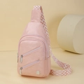 Rosafarbene Brusttasche aus Kunstleder mit verstellbarem Riemen mit geometrischem Muster - Rosa
