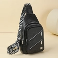 Modische schwarze Brusttasche aus Kunstleder mit geometrischem Gurt für Damen - Schwarz