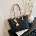 Borsa tote minimalista in pelle nera con manici kaki e ciondolo con perle e fiori - Nero con ciondolo