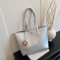 Borsa tote argento minimalista con trama litchi e ciondolo a fiore di perla - Argento (Con Ciondolo)
