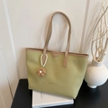 Borsa tote minimalista verde salvia in pelle martellata con manici color cammello - Verde con Pendente