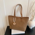 Borsa tote minimalista in pelle marrone con ciondolo a fiori e perle decorative - Marrone con ciondolo