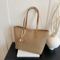 Sac cabas minimaliste kaki en cuir grainé avec une breloque décorative en perles - Khaki avec Pendentif